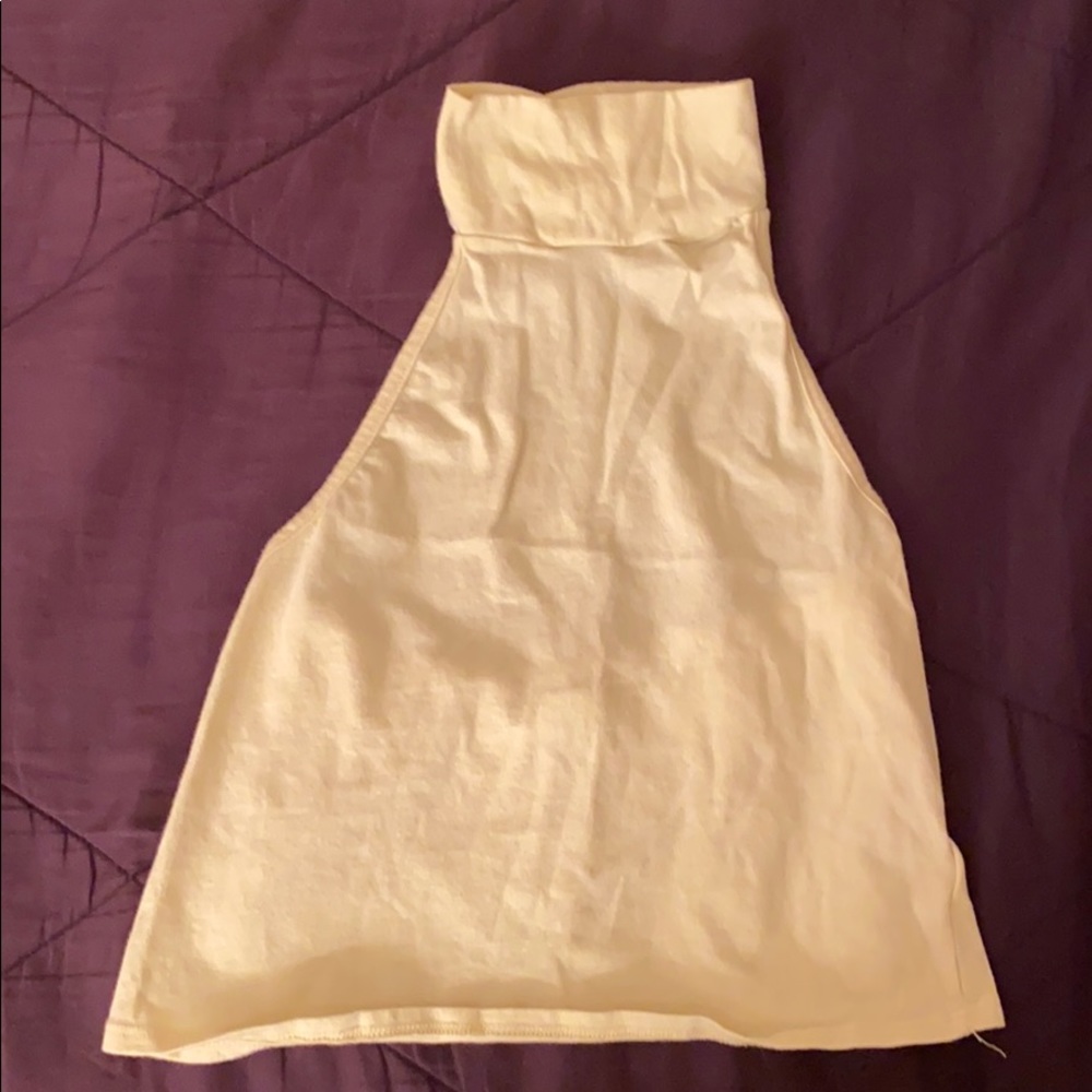 Turtleneck, sleeveless top